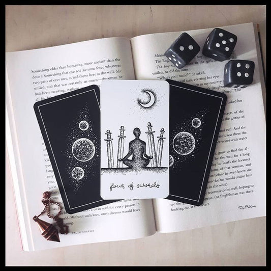 What Are Spiritual Tools? A Beginner-Friendly Guide to Tarot, Oracle Cards & Journaling